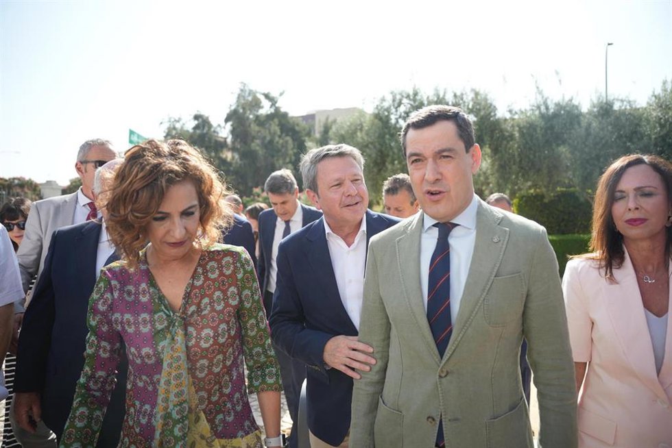 El presidente de la Junta de Andalucía, Juanma Moreno, junto a la la vicepresidenta primera del Gobierno y ministra de Hacienda, María Jesús Montero, durante el acto de Inicio de las obras del subtramo III de la Línea 3 de metro de Sevilla. A 20 de juni