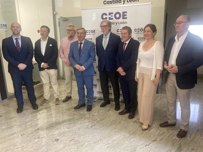 Sanz Merino y Aparicio, junto al resto de la Junta Directiva de CEOE CyL.