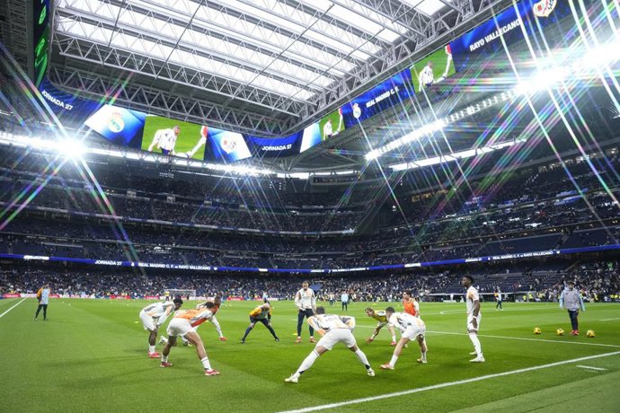 Archivo - Los jugadores del Real Madrid calientan en el Santiago Bernabéu.
