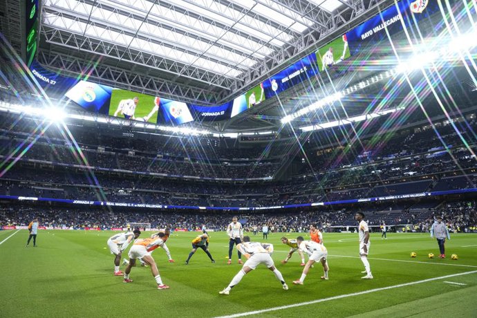 Archivo - PLayers of Real Madrid warms up during the Spanish League, LaLiga EA Sports, football match played between Real Madrid and Rayo Vallecano at Santiago Bernabeu stadium on March 09, 2025, in Madrid, Spain.