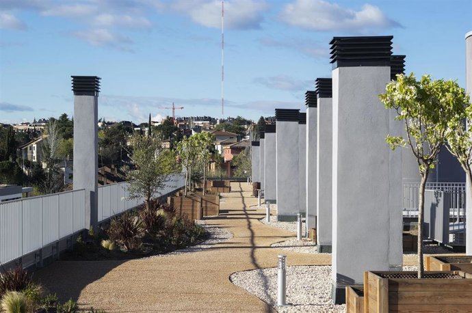 Azotea ajardinada con paseos de una promoción de Aedas Homes