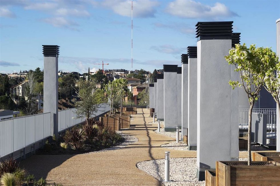 Azotea ajardinada con paseos de una promoción de Aedas Homes