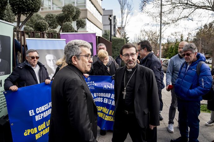 Archivo - El elegido vicepresidente de la Conferencia Episcopal Española (CEE), José Cobo (4d), y el elegido nuevo presidente de la Conferencia Episcopal Española (CEE), Luis Argüello (2i), saludan a un grupo de personas que se concentran contra los abuso