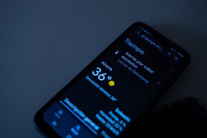 Archivo - Aviso de calor en un dispositivo móvil, a 31 de julio de 2024, en Barcelona, Catalunya (España). La ola de calor que afecta esta semana al país alcanza este miércoles, 31 de julio, su punto álgido y pone en aviso rojo, naranja o amarillo a casi 