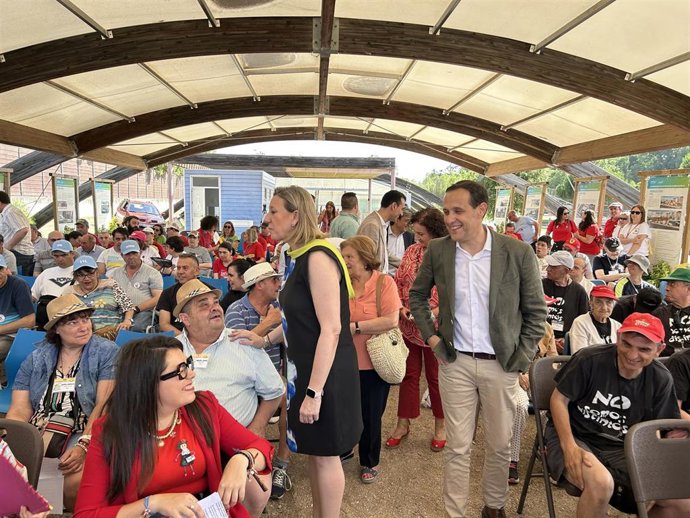 La vicepresidenta de la Junta y consejera de Familia, Isabel Blanco, y el presidente de la Diputación de Valladolid, Conrado Íscar, en el acto de la Red Rural Integral de Servicios a la discapacidad, en el PRAE.