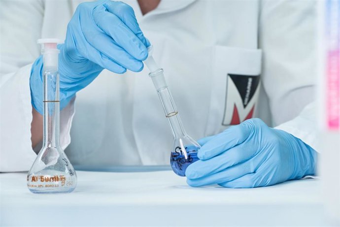 Archivo - Imagen de archivo de un investigador en un laboratorio.