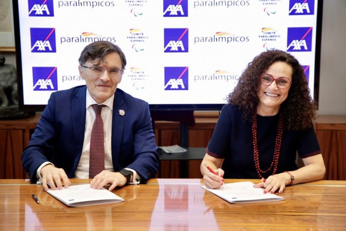 La consejera delegada de AXA España y presidenta de la Fundación AXA, Olga Sánchez, y el presidente del CPE, Alberto Durán, firman la renovación del apoyo de la empresa aseguradora al Equipo Paralímpico Español para el nuevo ciclo hasta Los Angeles 2028.