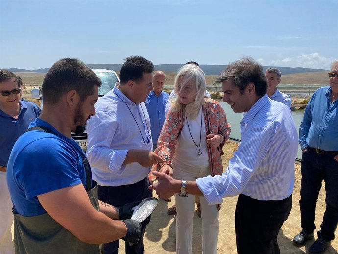 La delegada de la Junta en la provincia de Cádiz, Mercedes Colombo, en una visita a las instalaciones de Cultivos Piscícolas de Barbate (Cupibar).