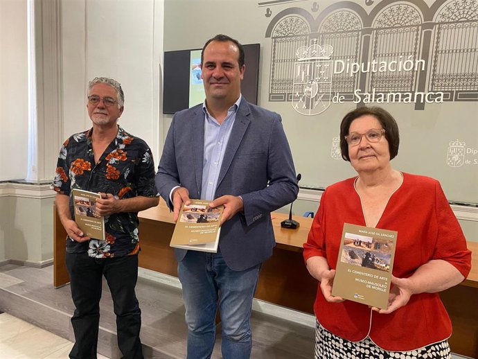El alcalde de Morille, Manuel Ambrosio, el diputado de Cultura David Mingo y la autora del libro María José Gil.