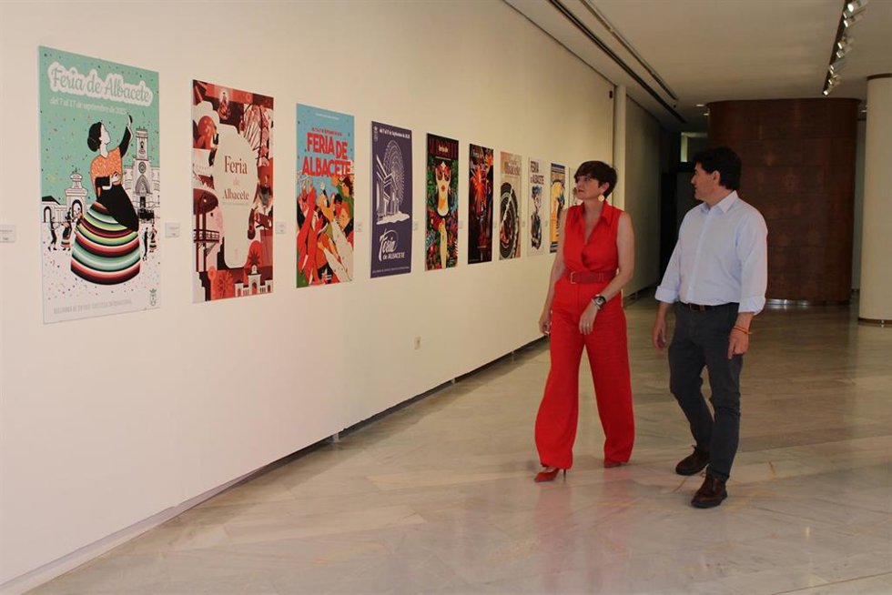 Los concejales Francisco Navarro y Elena Serrallé en la exposición de carteles de ferias.