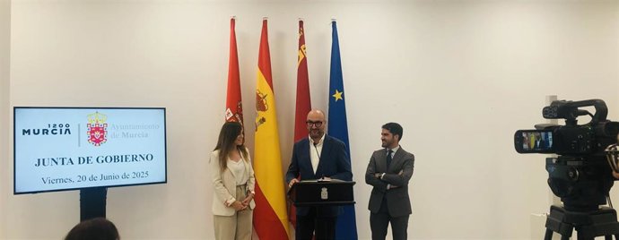 El concejal de Movilidad, Gestión Económica y Contratación de Murcia, José Francisco Muñoz, acompañado de los ediles Rebeca Pérez y Diego Avilés