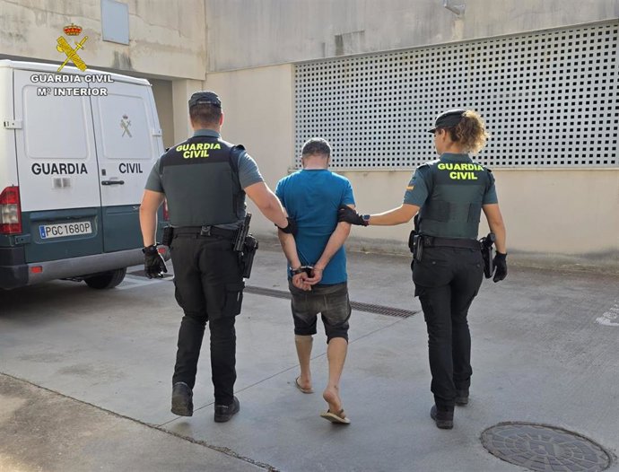 Agentes de la Guardia Civil con el detenido por amenazas en Sa Pobla.