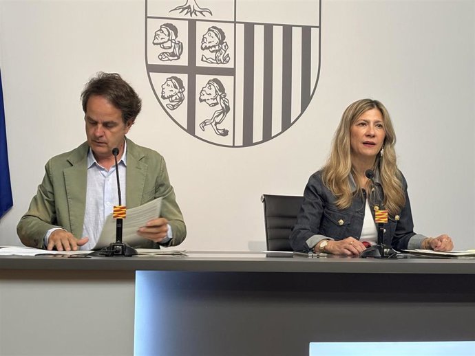 La vicepresidenta del Gobierno de Aragón, Mar Vaquero, en la rueda de prensa posterior al Consejo de Gobierno, junto con el titular de Hacienda, Interior y Administración Pública, Roberto Bermúdez de Castro.