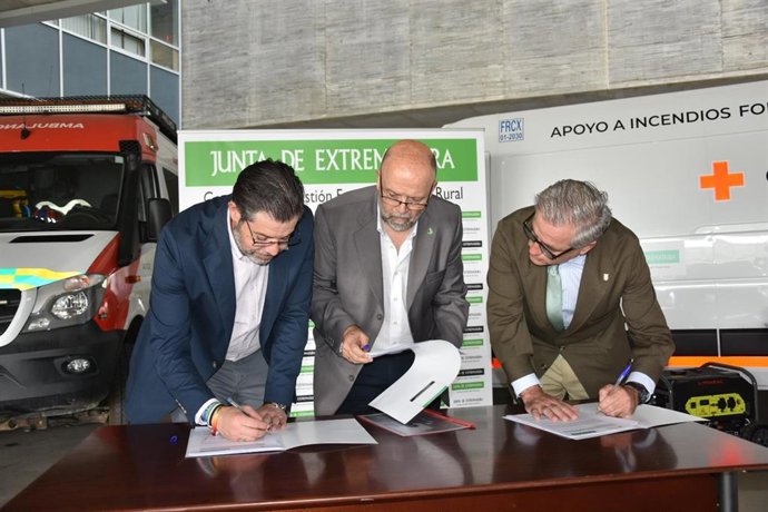 El director general de Prevención y Extinción de Incendios, José Antonio Bayón, y el presidente del Comité Autonómico de Cruz Roja en Extremadura, Fernando Solís, firman el convenio en presencia del consejero de Gestión Forestal, Ignacio Higuero