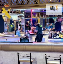 Registro en un local de ocio nocturno de Roquetas de Mar (Almería).