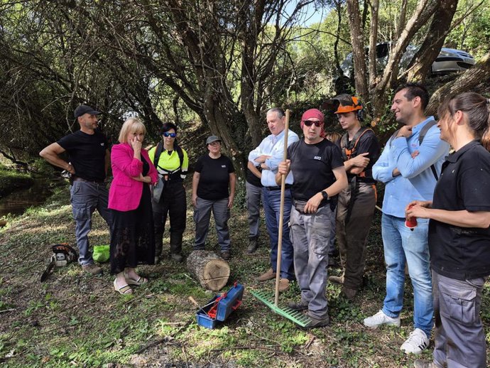 Las autoridades, durante la visita a Alcañices.