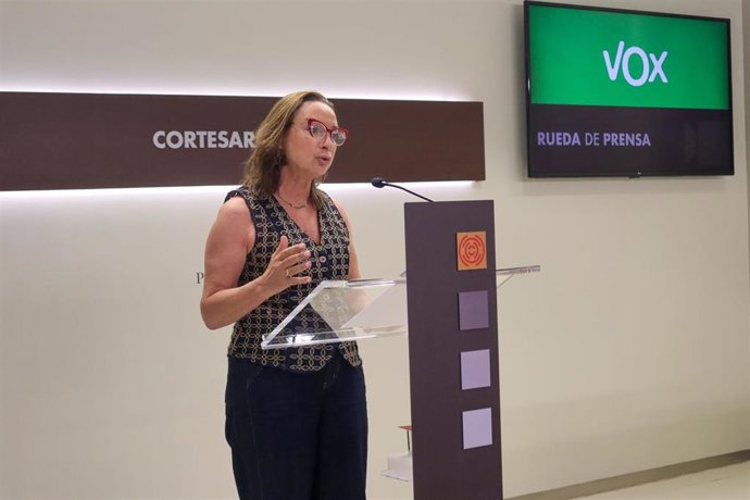 La diputada de Vox en las Cortes de Aragón, Carmen Rouco, en rueda de prensa.