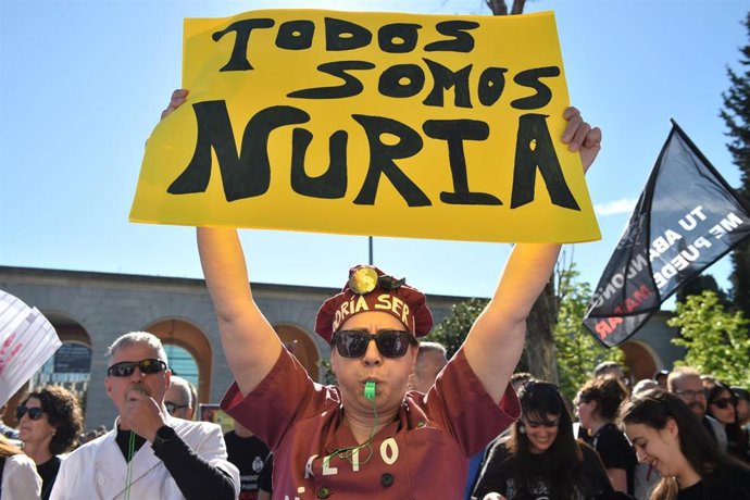 Archivo - Una mujer con un cartel en apoyo a la cocinera asesinada Núria López durante una protesta bajo el lema, ‘Todos somos Nuria’