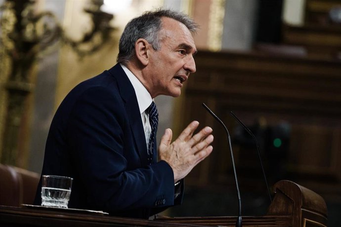 El secretario general del Partido Comunista de España, Enrique Santiago, durante la celebración en el Congreso de los Diputados de una sesión plenaria, a 19 de junio de 2025, en Madrid (España). 