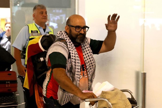 El activista español Sergio Toribio, que viajaba a bordo del barco de la Flotilla de la Libertad, a su llegada a Barcelona.