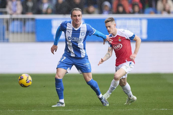 Archivo - Kike Garcia of Deportivo Alaves competes for the ball with Pol Lozano of RCD Espanyol during the LaLiga EA Sports match between Deportivo Alaves and RCD Espanyol at Mendizorrotza on February 22, 2025, in Vitoria, Spain.