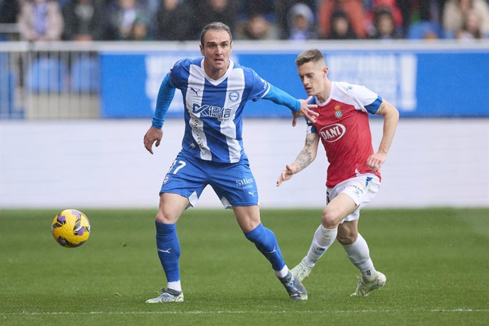 Archivo - Kike Garcia of Deportivo Alaves competes for the ball with Pol Lozano of RCD Espanyol during the LaLiga EA Sports match between Deportivo Alaves and RCD Espanyol at Mendizorrotza on February 22, 2025, in Vitoria, Spain.