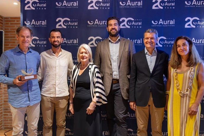 El exatleta Abel Antón, homenajeado en el 20 aniversario del equipo Aural Centros Auditivos.