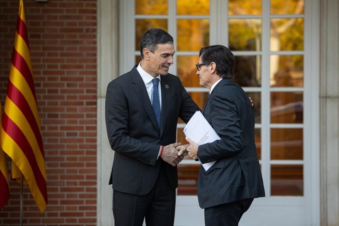 Archivo - Arquivo - O Presidente do Governo, Pedro Sánchez (à esquerda), reúne-se com o Presidente da Generalitat de Catalunya, Salvador Illa (à direita), no Palácio La Moncloa, em 22 de novembro de 2024, em Madri (Espanha). Sánchez encerra sua rodada de 