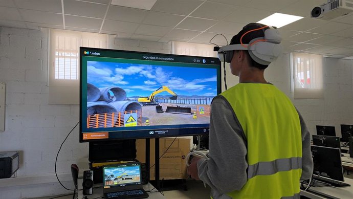 Un joven se forma con un simulador de maquinaria.