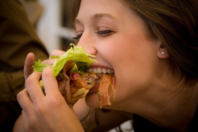 Archivo - Mujer comiendo.