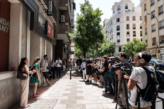 Decenas de periodistas en la puerta de la sede del PSOE de la calle Ferraz, a 20 de junio de 2025, en Madrid (España).