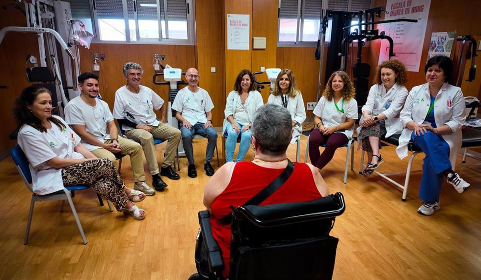 Profesionales sanitarios del Macarena en una consulta multidisciplinar con una paciente de ELA.