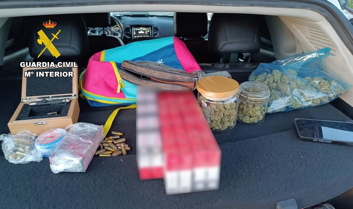 Guardia Civil interviene dos pistolas y marihuana en un control de velocidad y detiene a dos personas