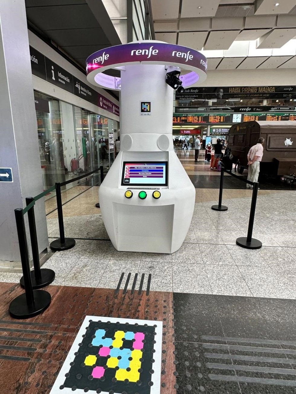 Adif, Renfe e Ineco instalan un punto de ayuda para facilitar la movilidad de personas con discapacidad.
