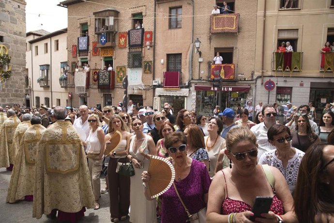 Decenas de personas observan la procesión de la Custodia de Arfe durante la celebración del Corpus Christi, a 19 de junio de 2025, en Toledo, Castilla-La Mancha (España). El Corpus Christi 2025 en Toledo, que se celebra del 13 al 22 de junio, está declara
