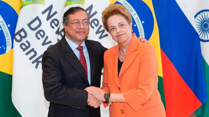 O presidente da Colômbia, Gustavo Petro, e a presidente do NDB e ex-presidente do Brasil, Dilma Rousseff.