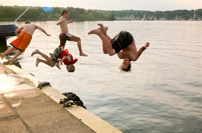 Archivo - Imagen de recurso de niños tirándose al agua.
