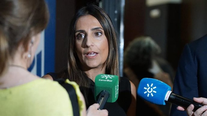 La vicesecretaria de Igualdad, Salud, Juventud y Bienestar Social del PP-A, Beatriz Jurado, atiende a los medios.