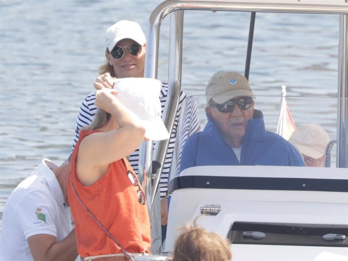 El rey Juan Carlos disfruta de una jornada en alta mar junto a su sobrina, María Zurita, en Sanxenxo