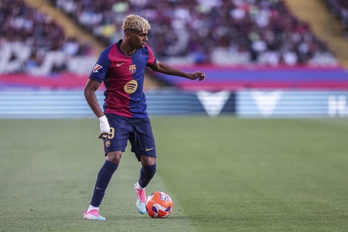 Archivo - Lamine Yamal of FC Barcelona controls the ball during the Spanish league, La Liga EA Sports, football match played between FC Barcelona and Villarreal CF at Estadi Olimpic Lluis Companys on May 18, 2025 in Barcelona, Spain.
