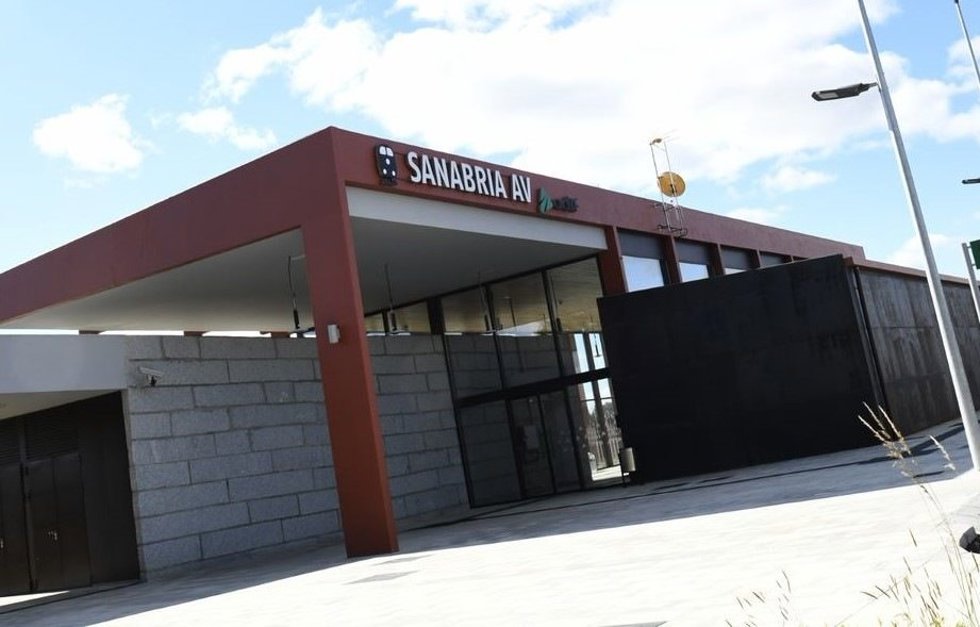 Archivo - Exterior de la estación de trenes de Sanabria.