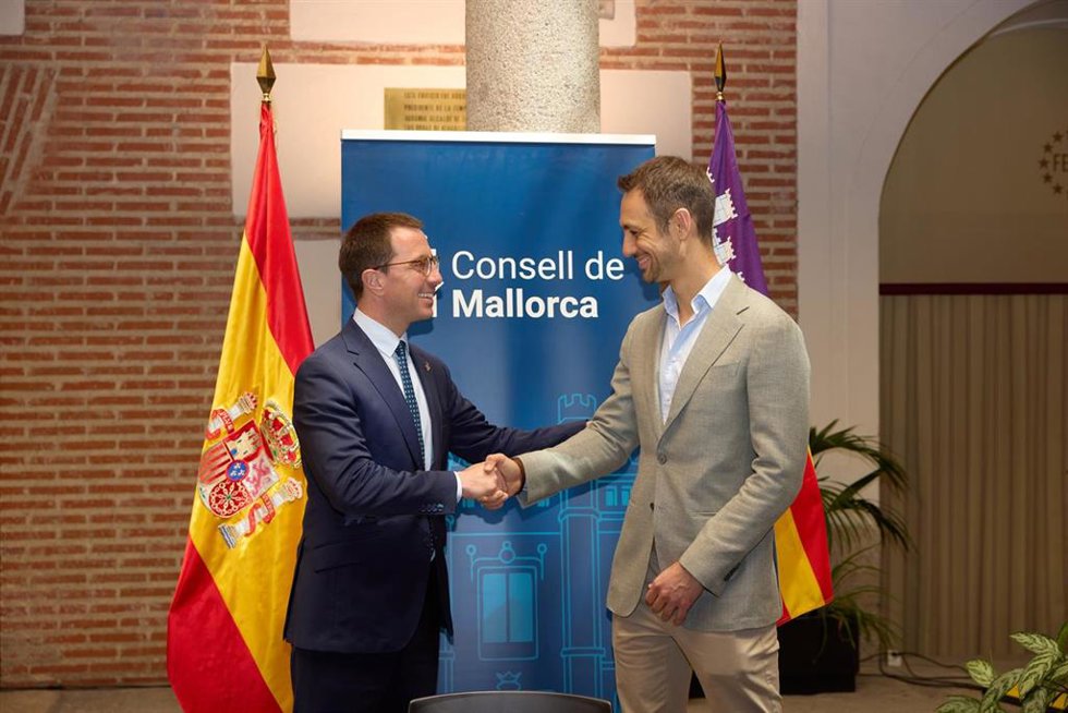 El presidente del Consell de Mallorca, Lloren Galmés, y el director general de Airbnb Marketing Services, SL, Jaime Rodríguez de Santiago, tras la firma del acuerdo