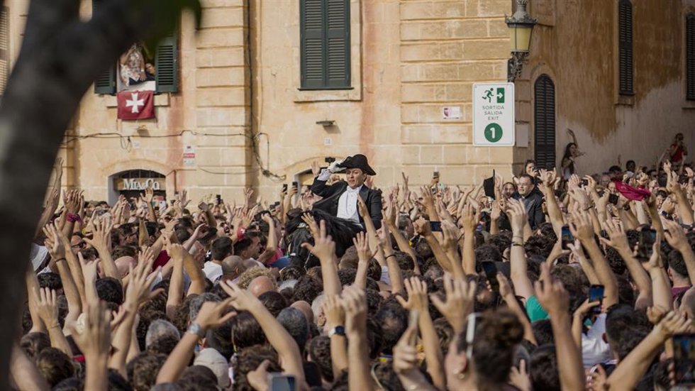 Archivo - Decenas de personas esperan a los jinetes durante la fiesta de Caragol des Born, en las Fiestas populares de Sant Joan de Ciutadella, a 23 de junio de 2024, en Menorca, Islas Baleares (España).