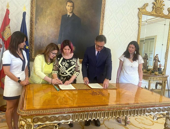 El alcalde de Salamanca, Carlos García Carbayo, y la secretaria general de Fundación ONCE y vicepresidenta ejecutiva de Inserta Empleo, Virginia Carcedo, firman el nuevo convenio de colaboración.