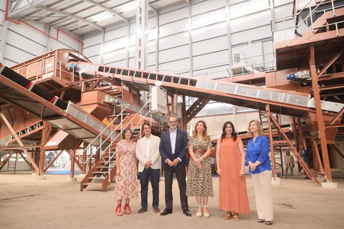 La alcaldesa de Zaragoza, Natalia Chueca, inaugura la línea de tratamiento de residuos orgánicos del CTRUZ