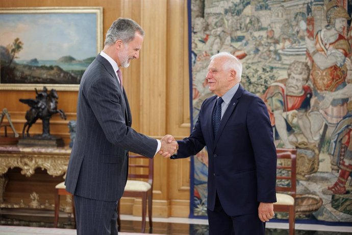 Archivo - El Rey Felipe VI (i) saluda al alto representante de la UE para Asuntos Exteriores y Política de Seguridad y vicepresidente de la Comisión Europea, Josep Borrell (d), en el Palacio de la Zarzuela, a 11 de octubre de 2022, en Madrid (España). La 