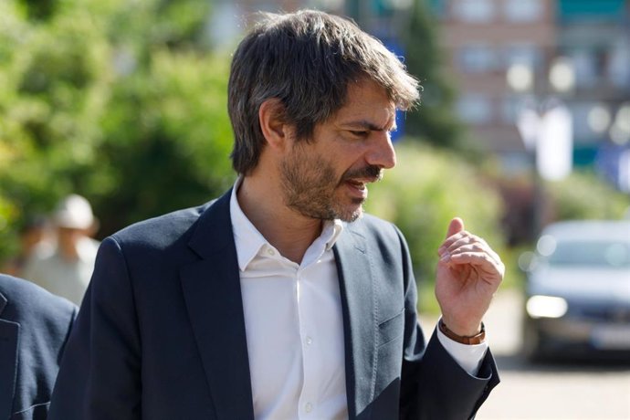 El ministro de Cultura y portavoz de Sumar, Ernest Urtasun, en el Parque Federico García Lorca de Granada