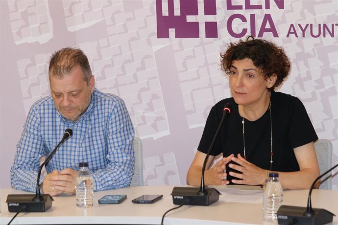 La concejala de Impulso Económico, Judith Castro y el gerente de Palencia Abierta, Sergio Domínguez.