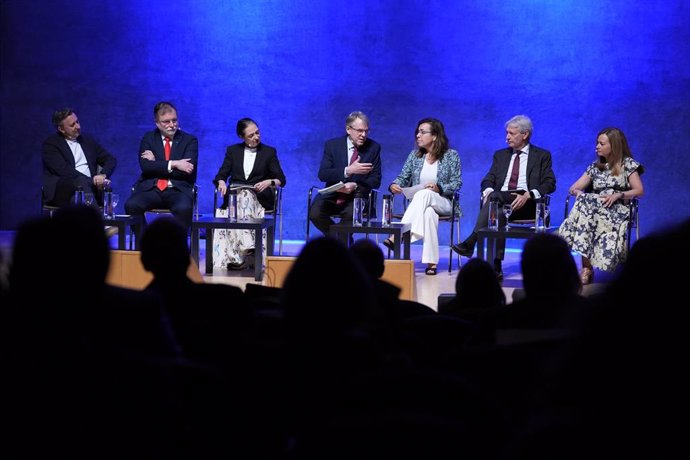 Mesa redonda de representantes empresariales en la Jornada de CEC.