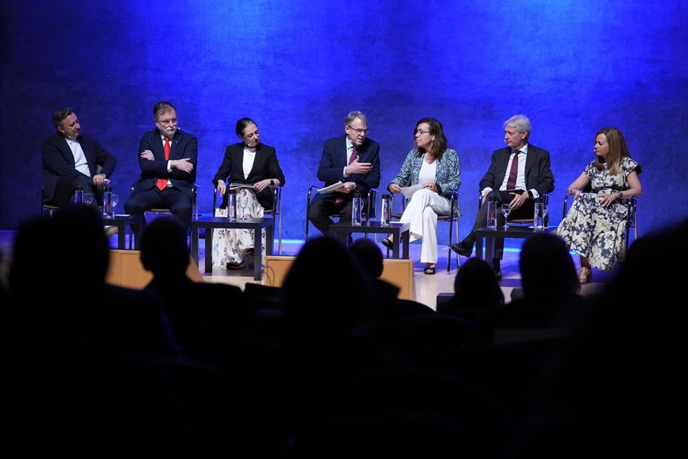 Mesa redonda de representantes empresariales en la Jornada de CEC.